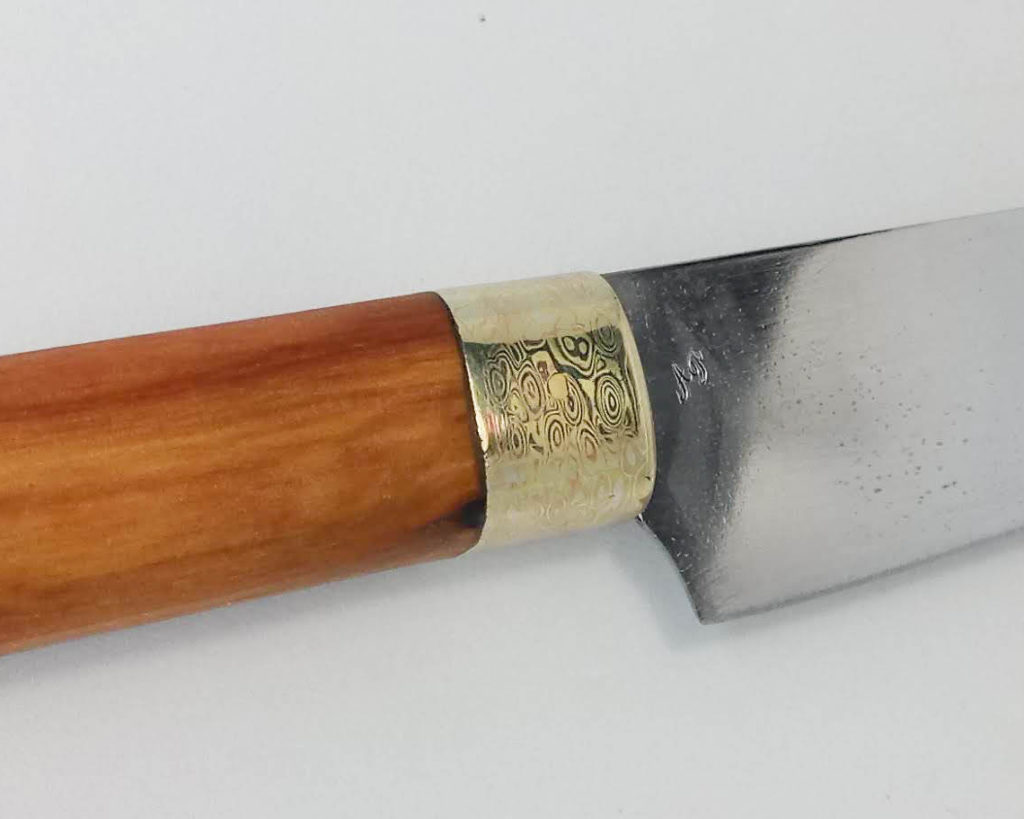 Detail de la virole du couteau avec manche en genévrier