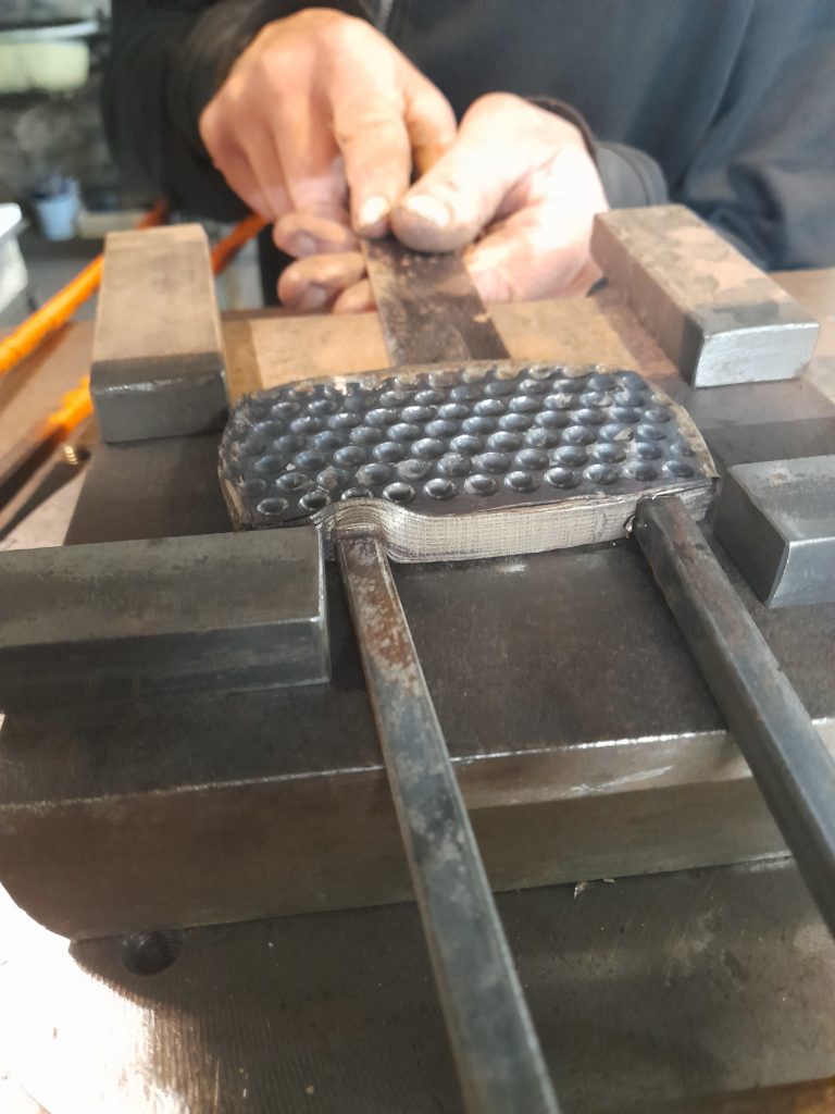 fabrication plaque mokume-gane mokumé gané cuivre laiton atelier damas coutelier bijoutier bijouterie lyon france 