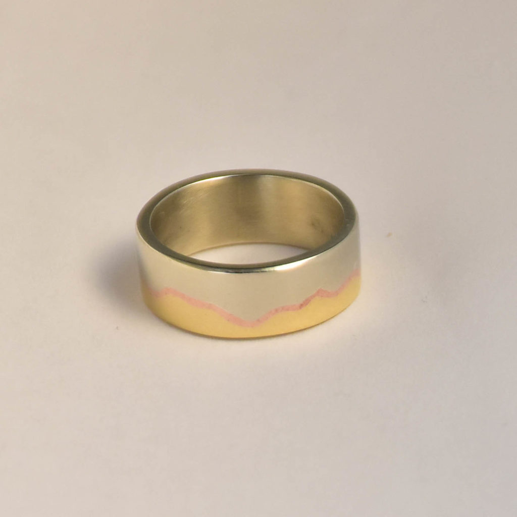 Alliance ligne de crête montagne paysage bague de mariage or jaune rose gris palladié japon unique personnalisé sur mesure effet écorce d'arbre bois antoine puygrenier  mokoumé mokumé gané