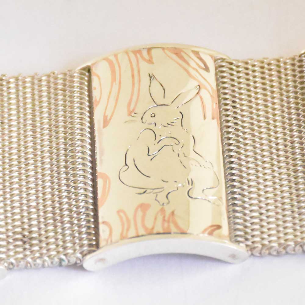 Bracelet manchette en argent mokume gane moukoumé gané antoine puygrenier japon Chôjû jinbutsu giga Le rouleau des oiseaux, des animaux et des Hommes gravure sur métal main unique personnalisé singe lapin souris haiku