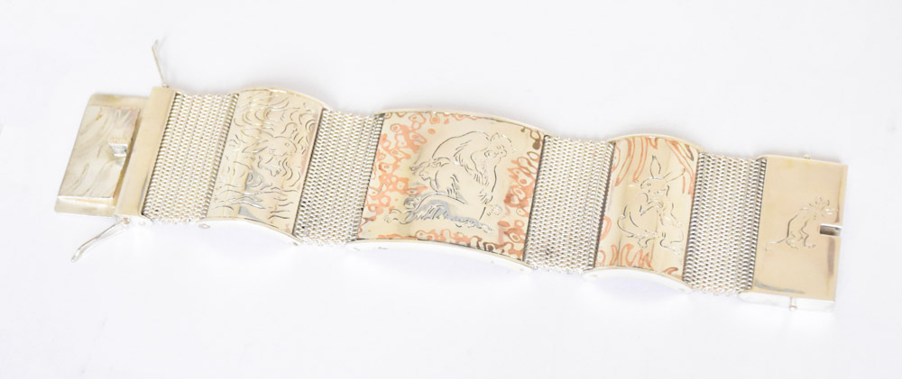 Bracelet manchette en argent mokume gane moukoumé gané antoine puygrenier japon Chôjû jinbutsu giga Le rouleau des oiseaux, des animaux et des Hommes gravure sur métal main unique personnalisé singe lapin souris haiku