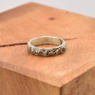 Bague reliefs