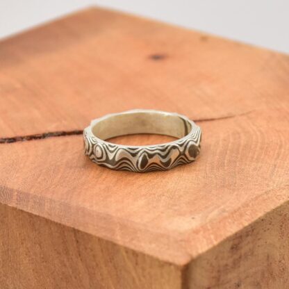 Bague reliefs