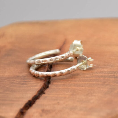 Boucles d'oreilles créoles crénelées – Image 4