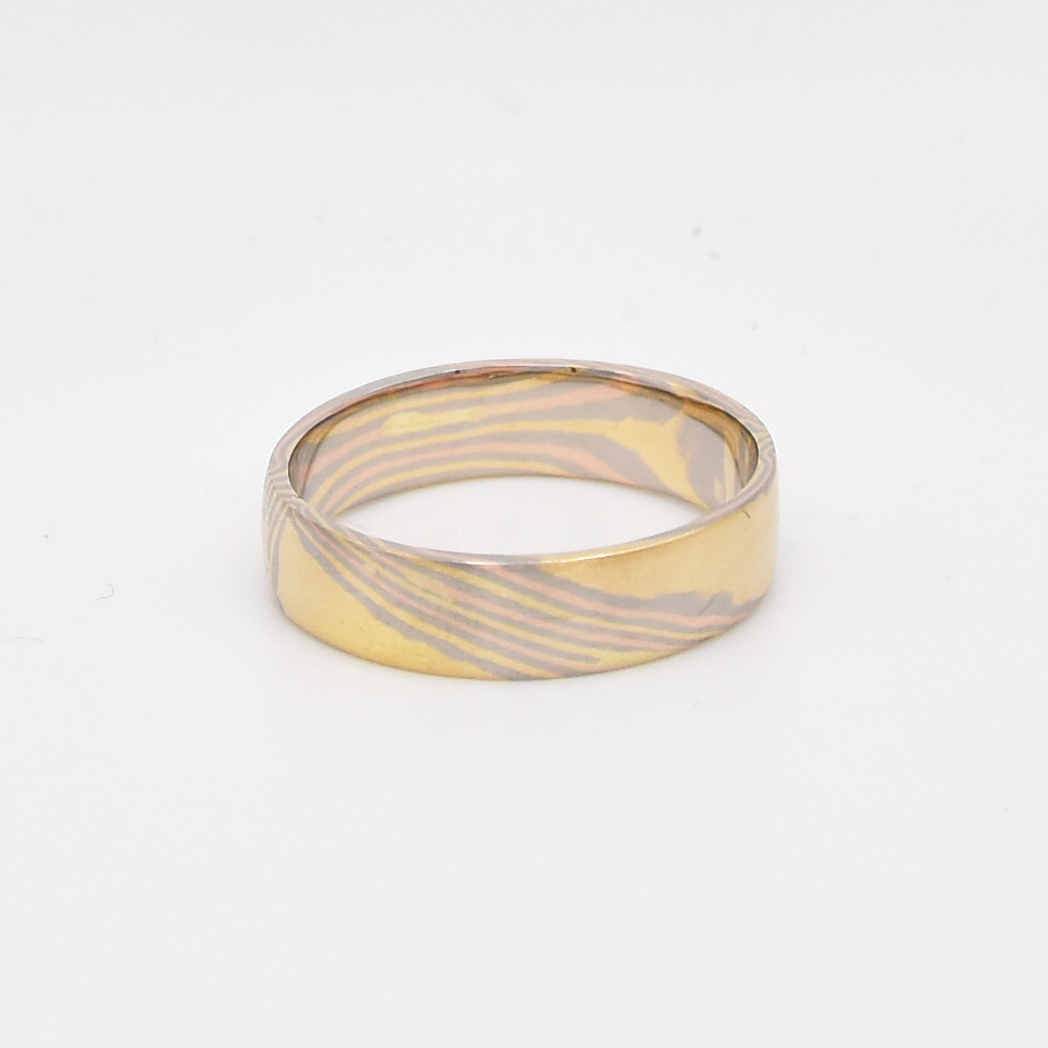Pour la bague 5,5 mm – Palladium, Or rose & Or jaune 18k
Antoine Puygrenier Bague Mokume Gane 5,5 mm en palladium, or rose et or jaune 18k. Un bijou unique, moderne et raffiné, symbole d’engagement et d’authenticité.