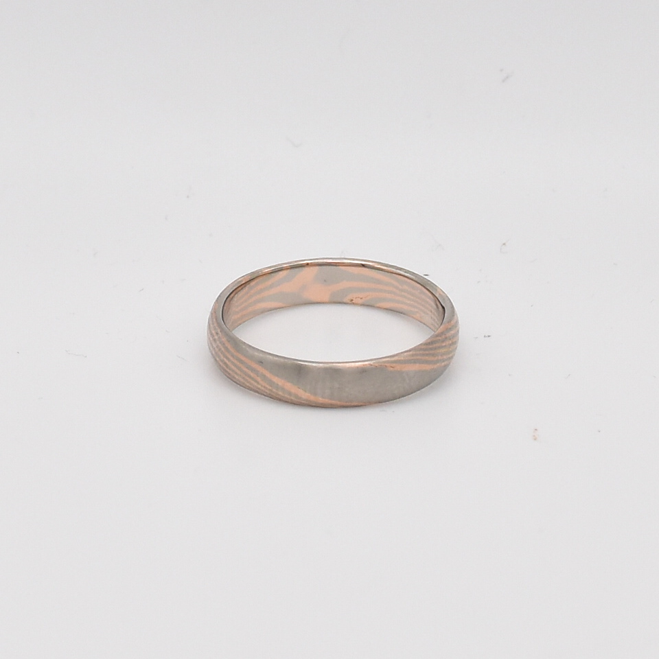 antoine Puygrenier alliance japonaise Pour la bague 4,5 mm – Palladium & Or rose 14k
Alliance en Mokume Gane, 4,5 mm en palladium et or rose 14k. Élégance artisanale et motifs uniques pour un bijou raffiné et intemporel.