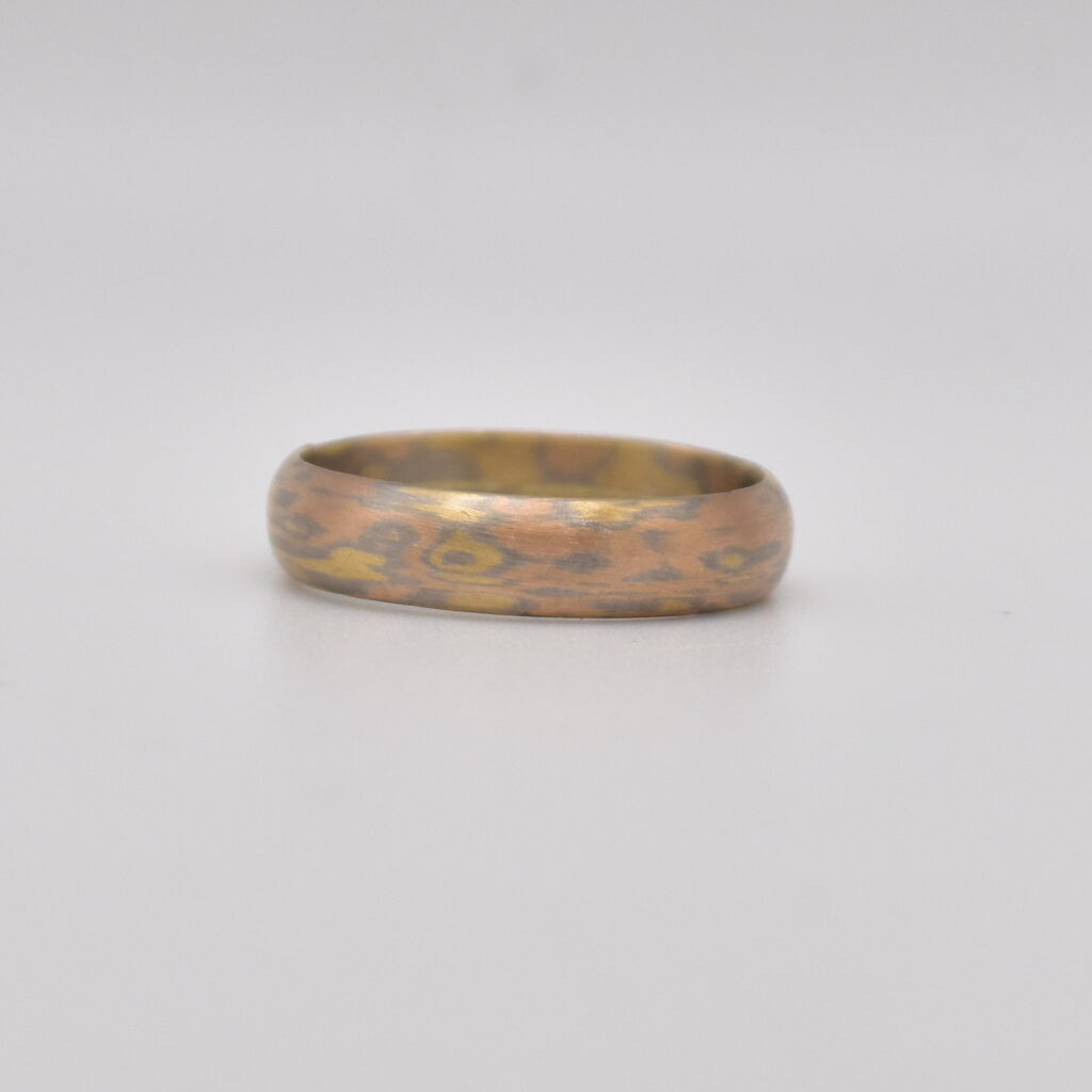 Antoine Puygrenier Artisan bijoutier joaillier alliance mokume-gane bague mariage sur-mesure alliance palladium or rouge or jaune alliance artisanale unique
bijou personnalisé en mokume
savoir-faire joailler japonais