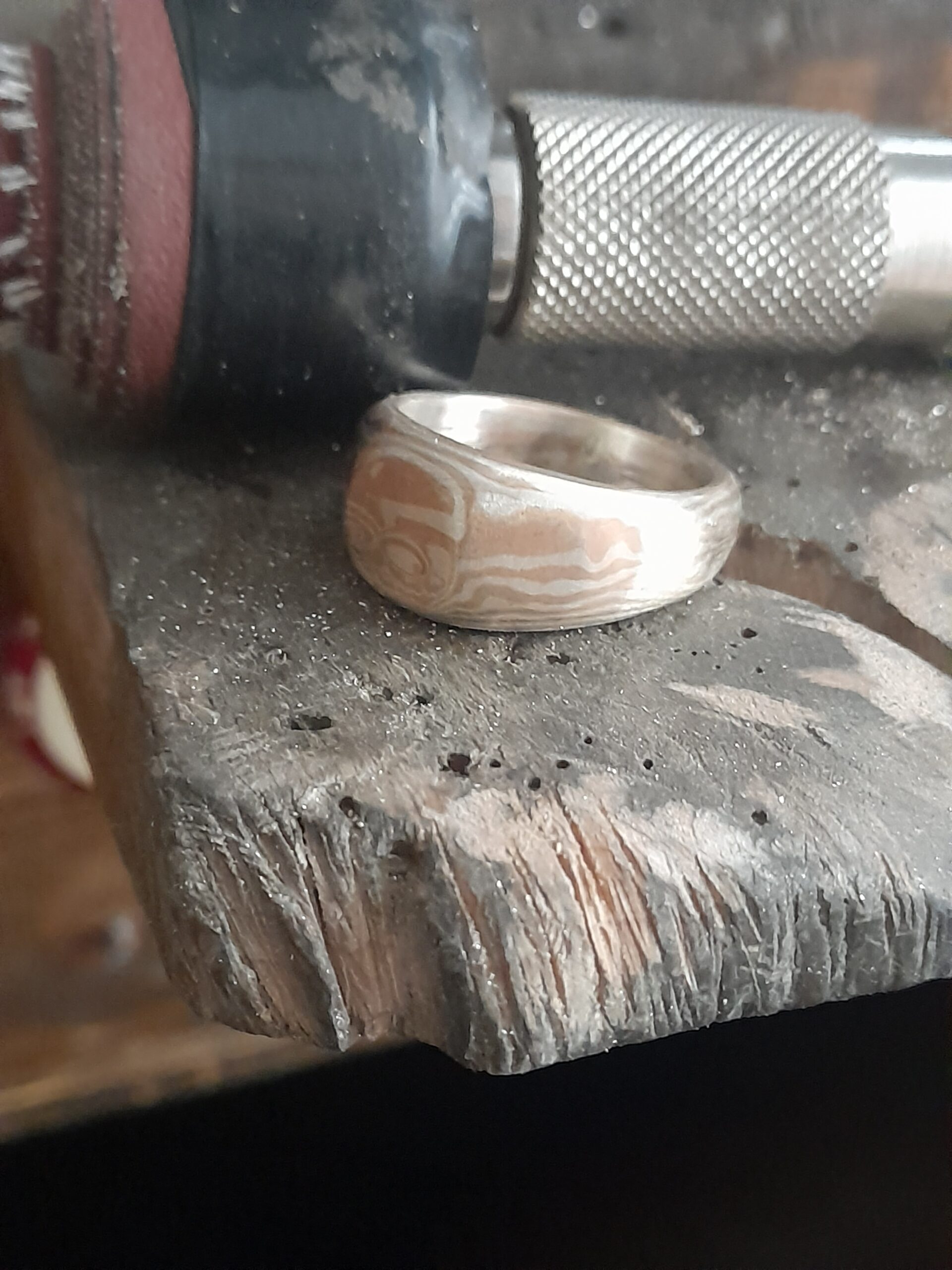 Antoine Puygrenier - artisan bijoutier Lyon chevalière japonaise mokoumé gané mokume-gane argent shibuichi personnalisé gravure japonaise unique