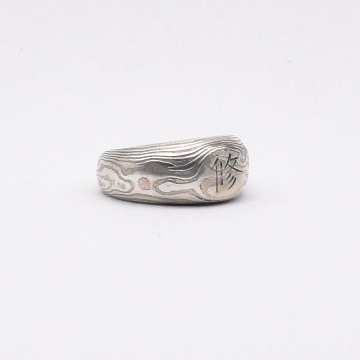 Antoine Puygrenier - artisan bijoutier Lyon chevalière japonaise mokoumé gané mokume-gane argent shibuichi personnalisé gravure japonaise unique