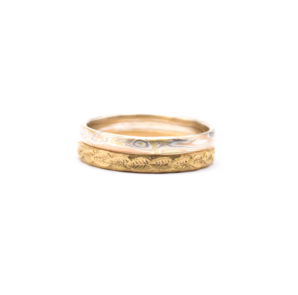 Antoine Puygrenier, artisan bijoutier joaillier. Alliance en mokume-gane, mokoumé gané or jaune rouge et gris. Bague avec couronne de feuille gravée à l'échoppe. Bijoux sur-mesure, unique et personnalisée. Julie Boyer La Chambre Blanche