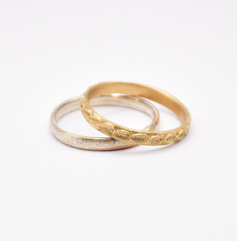 antoine Puygrenier artisan bijoutier Lyon Or gris pd, Or rose 18K
Alliance en Mokume Gane Élégance artisanale et motifs uniques pour un bijou raffiné et intemporel. Un bijou japonais unique, moderne et raffiné, symbole d’engagement, authentique, personnalisée alliance gravure feuilles