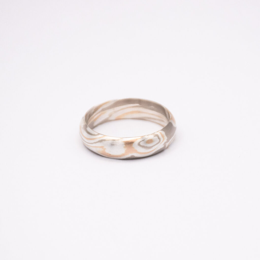 Antone Puygrenier Artisan bijoutier joaillier Lyon Bague Alliance sure-mesure personnalisée japonais unique mokoumé gané damas or rouge gris argent