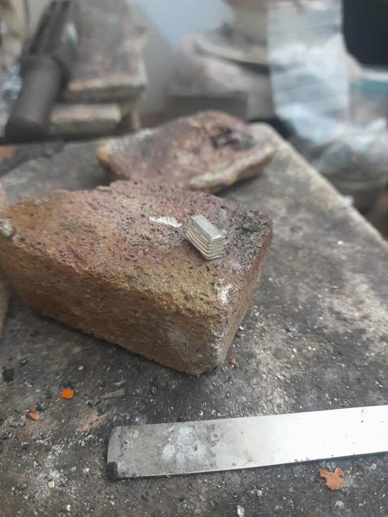 antoine puygrenier, artisan bijoutier joaillier lyon, alliance unique personnalisée japonaise effet bois gravée mariage  bloc de mokume-gane