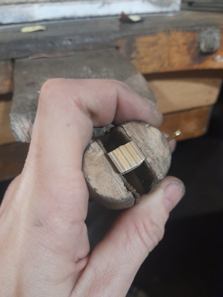 Antoine Puygrenier, artisan bijoutier joaillier Lyon. Alliance japonaise unique et personnalisée. Mokume-gane or jaune or gris palladié. mokuoumé gané effet bois. fabrication d'un bloc de mokume-gane