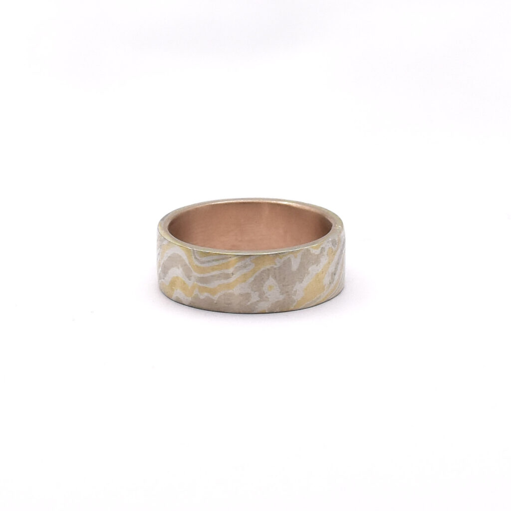 Antoine Puygrenier, artisan bijoutier joaillier Lyon. Bague forgée à la main, pièce unique en mokume-gane argent or transformation