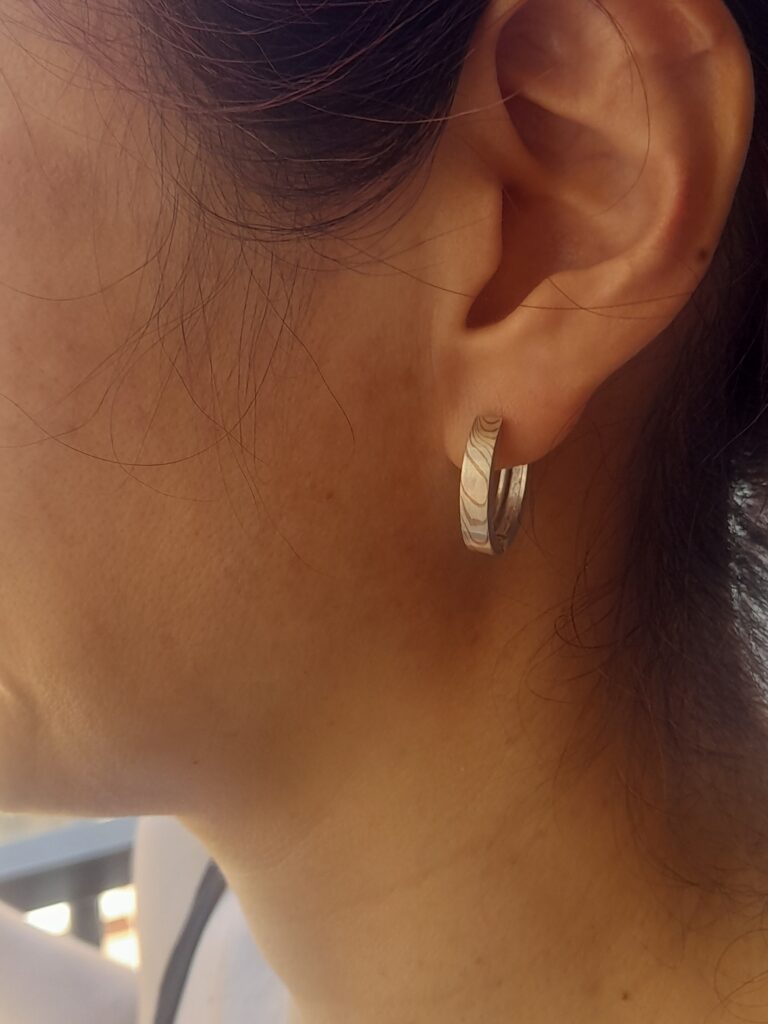Antoine Puygrenier Artisan bijoutier joaillier Fabriqué à Lyon Boucles d'oreilles en mokume-gane argent créoles sur-mesure unique personnalisée japon damas élégant classique