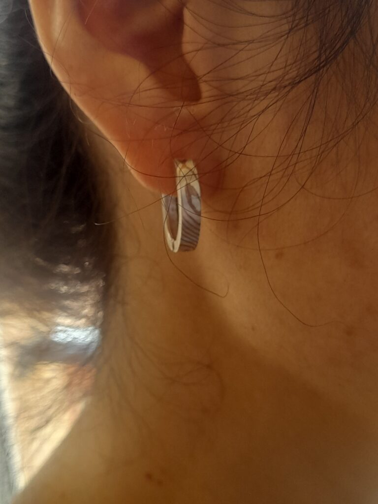 Antoine Puygrenier Artisan bijoutier joaillier Fabriqué à Lyon Boucles d'oreilles en mokume-gane argent créoles sur-mesure unique personnalisée japon damas élégant classique