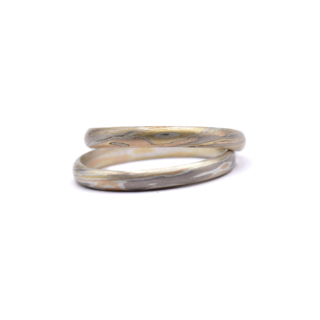 Antoine Puygrenier Artisan bijoutier Joaillier Alliance demi-jonc trois or jaune rouge et gris unique en mokume-gane mokoumé gané bague unique japonaise japon tradition damas  personnalisée 