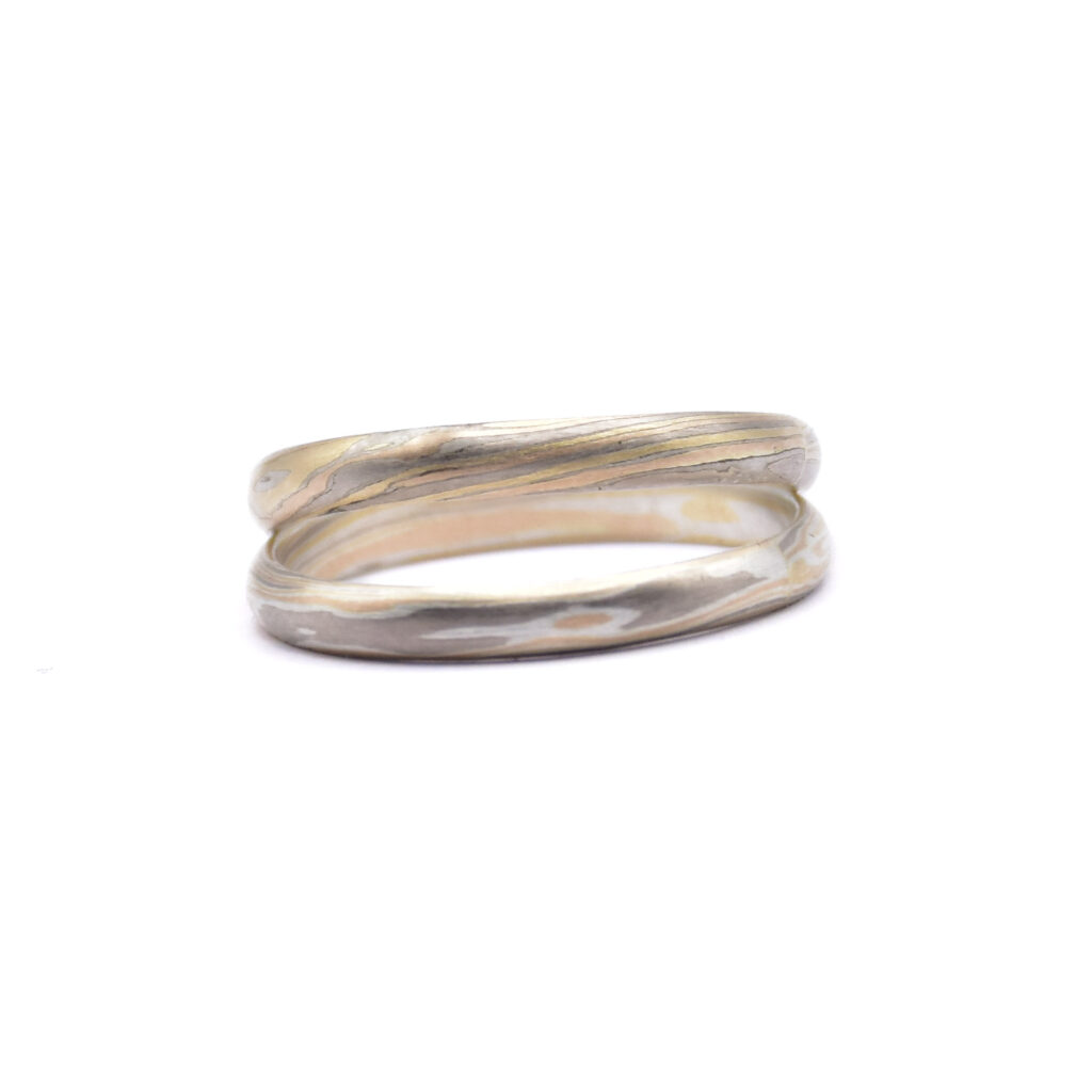 Antoine Puygrenier Artisan bijoutier Joaillier Alliance demi-jonc trois or jaune rouge et gris unique en mokume-gane mokoumé gané bague unique japonaise japon tradition damas personnalisée
