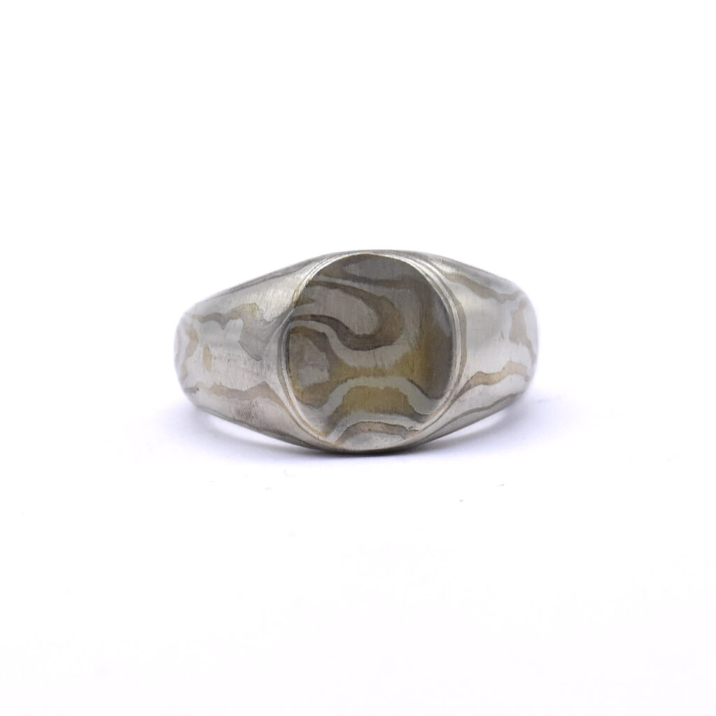Antoine Puygrenier Artisan bijoutier joaillier créateur. Chevalière forgée en mokume-gane en argent effet écorce d'arbre veine arbre nature japon damas unique personnalisée