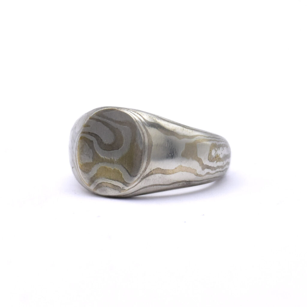 Antoine Puygrenier Artisan bijoutier joaillier. Chevalière forgée en mokume-gane en argent effet écorce d'arbre veine arbre nature japon damas unique personnalisée