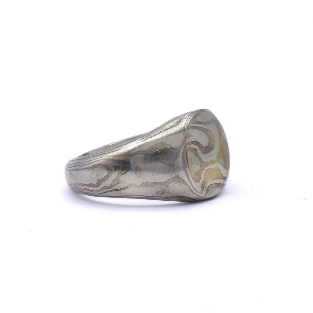 Antoine Puygrenier Artisan bijoutier joaillier. Chevalière forgée en mokume-gane en argent effet écorce d'arbre veine arbre nature japon damas unique personnalisée