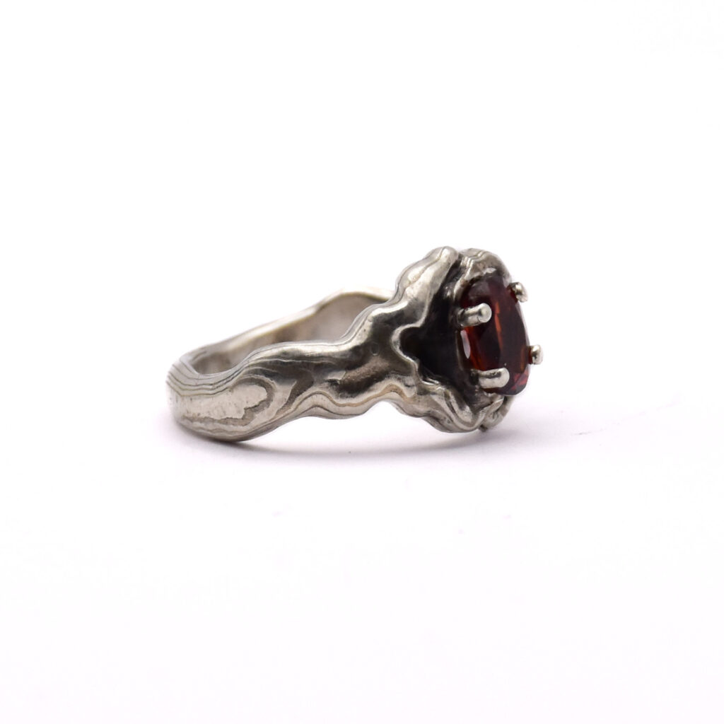 Antoine Puygrenier Artisan bijoutier Joaillier créateur. Lyon Bijou chevalière bague sur-mesure personnalisée unique mokoumé gané mokume gane japon damas bois bague nature branches 